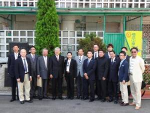 僑務委員會委員長陳士魁（左５）、橫濱華僑總會會長施梨鵬（左６）、橫濱中華學院理事長林訓一（左４）及校長馮彥國（左７）於橫濱中華學院校舍前合影
