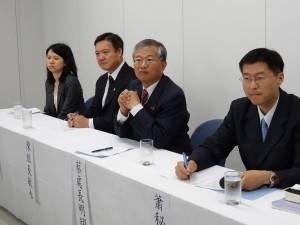 駐大阪辦是處處長蔡明耀(右二)與僑務組長陳敏永(左二)、移民課秘書蕭宗欽(右一)、領務課秘書鄭如君(左一)