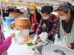 由學生家長準備的美食攤位,讓橫濱中華學校116周年校慶活動舉辦的相當成功