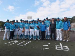 旅日棒球名將劉秋農（右３）與新北市穀保隊選手歡聚