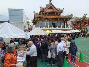 台灣美食攤位附近擠滿人潮,大家都想一嘗台灣道地美食