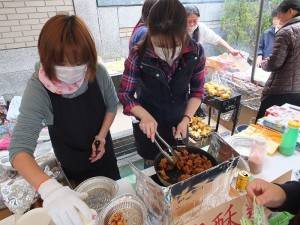 台式口味的鹹酥雞攤位前更是大排長龍