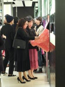 駐日代表夫人林則媛（後方）和東京台灣商工會議所會長錢妙玲（前方）一同在夏姿東京首家店上欣賞新品