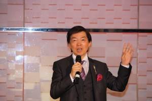 熱唱する南越谷健身会クリニックの周東寛さん
