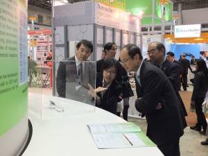 駐日代表沈斯淳（前）仔細聆聽參展單位的解說