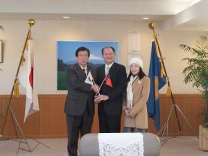 橫濱辦事處處長粘信士伉儷與靜岡縣知事川勝平太(左1)合影
