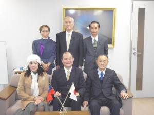 駐橫濱辦事處處長粘信士伉儷(前排左1、2)訪問靜岡縣日華友好議員連盟