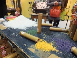 夕遊出張所的鹽製品，五彩色調吸引買家注意