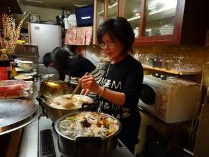 僑界長輩Lisa到場傳授麻辣火鍋