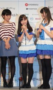 因為擁有「天使面孔」,近來頗受日本媒體關注的橋本環奈(中)出席沖繩電影節記者會,她將和所屬團體於活動期間到沖繩演出