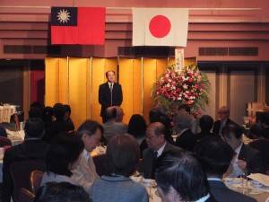 駐橫濱辦事處處長粘信士出席神奈川縣日華親善協會新年會，並致詞提及總統馬英九的「東海空域安全聲明」