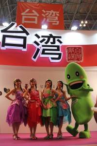 台湾美女とキャラクターも加り、開幕式典は鮮やかに彩られた