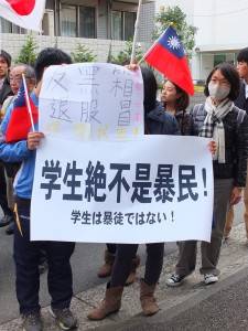 現場也有以學生訴求為主的人，希望不要因為政黨色彩，模糊焦點
