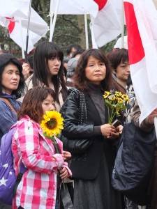 現場也有民眾手持向日葵，代表支持此次的「太陽花學運」
