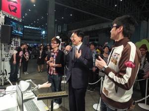 岩手縣知事達增拓也（右２）到「超你好台灣」攤位和台灣網友互動