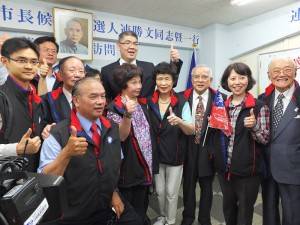 東京中山學會委員們搶跟連勝文合影