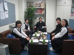 教育組副組長林世英和４位到代表處訪問的日本國中生說明台灣國中生的校園生活