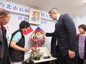 連勝文為必勝達摩點睛，祈願勝選