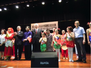 周子秋（左５）理事劉杏元（左7）和副會長温勝治與花蓮舞蹈劇坊表演者合影（照片提供：周子秋）