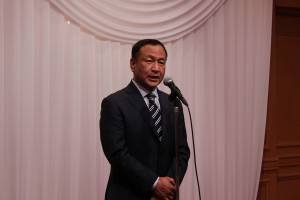 挨拶を行う亜東親善協会の大江康弘会長