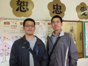 今年４月剛到東京中華學校服務的中文老師謝伯鍵（右）和數學老師鄒永灝（左）