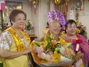 國際佛光會關東協會會長太田愛子（右）和神奈川分會會長河維寧（左），一同獻花給依空法師