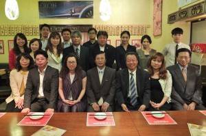 駐日代表處副代表陳調和（前排右４）和僑務組組長趙雲華（前排右３）與東京台商會幹部及青年部成員聚餐