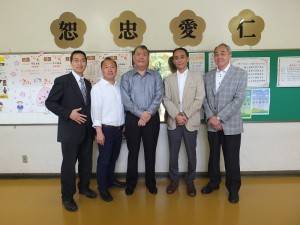 左起為，東京中華學校副理事長張碧華、家長會會長林信安、駐日代表處僑務組副組長王東生、東京中華學校校長劉劍城和東京中華學校理事長張建民