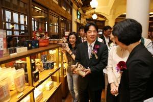 リニューアルオープンした林百貨店を観賞する賴清德市長(写真中央)≪写真提供：台南市政府≫