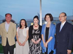 來賓合照（左起為橫濱辦事處處長粘信士伉儷、歌劇聲樂家秦貴美子、文化部政務次長李應平和台北駐日經濟文化代表處顧問兼文化中心長朱文清）