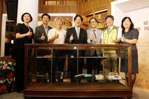 李建畿氏が寄附した林百貨店に当時使われていた棚