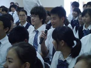 橫濱中華學院學生向演唱家提問