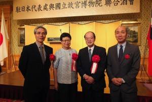 左起為故宮副院長何傳馨、故宮院長馮明珠、東博館長錢谷真美和副館長島谷弘幸