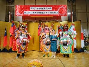 總會長謝美香與關西青商會員所扮三太子合影