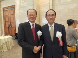 駐日代表沈斯淳於開幕式後和日本交流協會會長大橋光夫合影