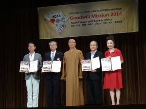 慧禮法師贈感謝狀、左起關西台商會會長王明裕、駐大阪辦事處處長蔡明耀、右起僑務委員謝美香、大阪中華總會會長洪勝信