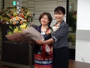 婦女會會長俞秀霞獻花表達感謝之意