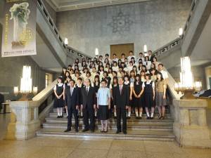 前排左起為日本交流協會總務部長小松道彥、東博館長錢谷真美、故宮院長馮明珠和駐日代表沈斯淳一起和66位受邀的災區學生合影留念