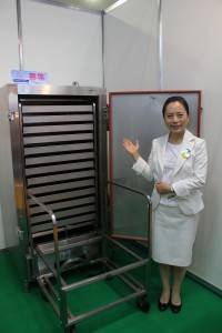 SUPER-SAVER蒸し器を紹介するCHOKO社長・賴佩芬さん