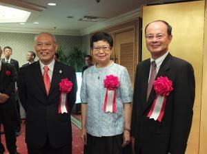 東京都知事舛添要一（左）特別到現場向故宮院長馮明珠（中）和駐日代表沈斯淳（右）致賀
