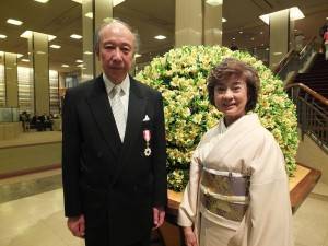 榮獲旭日雙光章的鄭正秀與夫人合影