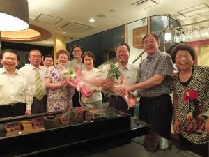 世華日本分會會長河維寧（左３）和東京華僑總會會長李維祥（右２）代表致贈花束給趙雲華伉儷