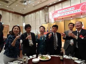 謝總會長巡桌敬酒致謝