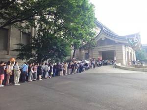 「神品至寶」展開幕首日,便吸引大批民眾到場排隊等著看門外不出的國寶《翠玉白菜》