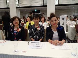 蔡處長夫人(中)與俞會長(左)、僑務委員暨日本台商聯合總會總會長謝美香(右)合影