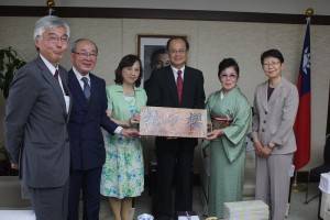 左から村田容常・お茶の水大附属高校校長、田代實範・BLI協会理事長、張碧娟・台北市立第一女子高級中学校長、沈斯淳・台北駐日経済文化代表処代表、加藤美智子・BLI協会・理事、石井朋子・お茶の水大附属高校前副校長