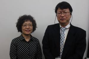 国立台湾美術館典藏管理組組長の薛燕玲さん(=左)、府中市美術館係長の志賀さん(=右)