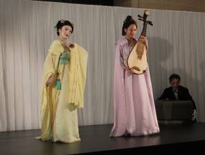 琵琶奏者の梁家寧さんと舞踏家の蕭賀文さんによる演目