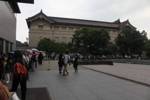 入場を待つ長蛇の列