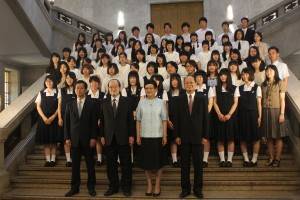 被災地の学生らと記念撮影